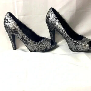 EUC PRINCESS VERA WANG SZ 6.5. PEEP TOE LACE LOOK DESIGN HIGH HEEL PEEP TOE